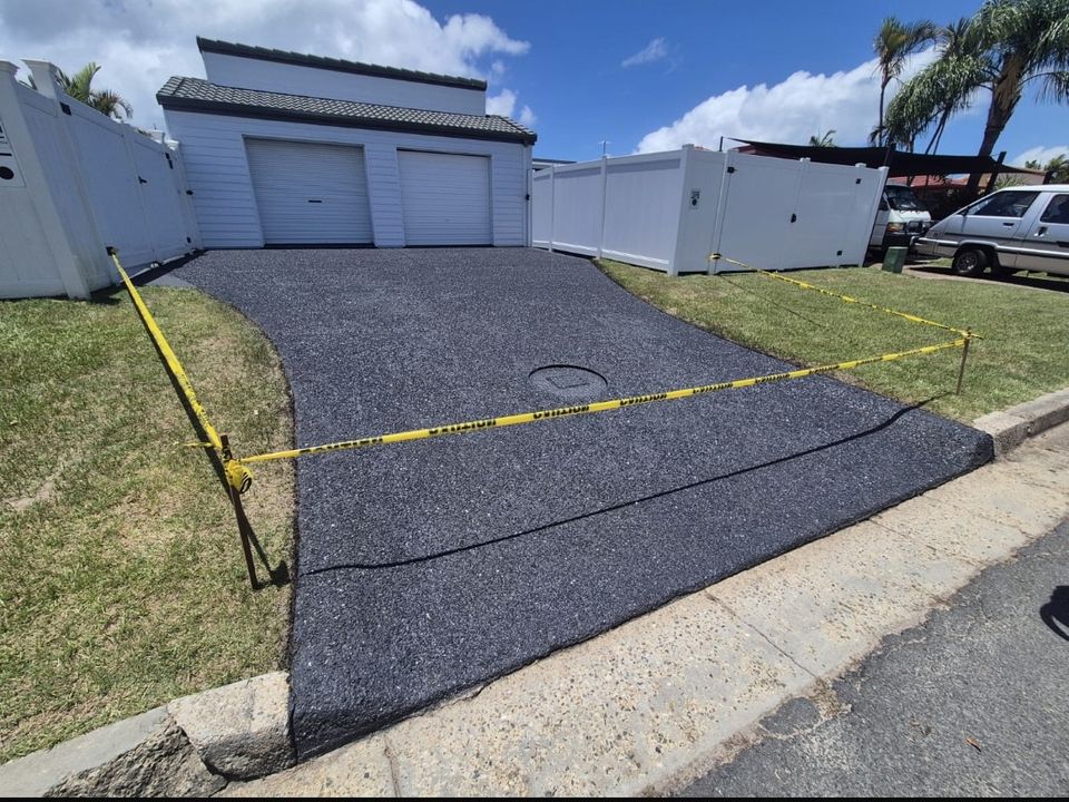 After: the same driveway coloured sealed in Charcoal
